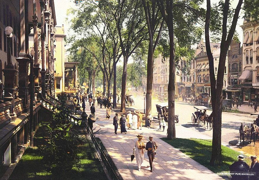 Foto de Broadway Saratoga Springs colorizada con IA, colores naturales restaurados