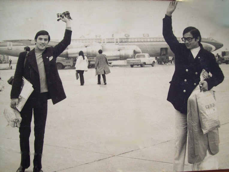 Foto antigua con rayaduras y manchas antes de la restauración